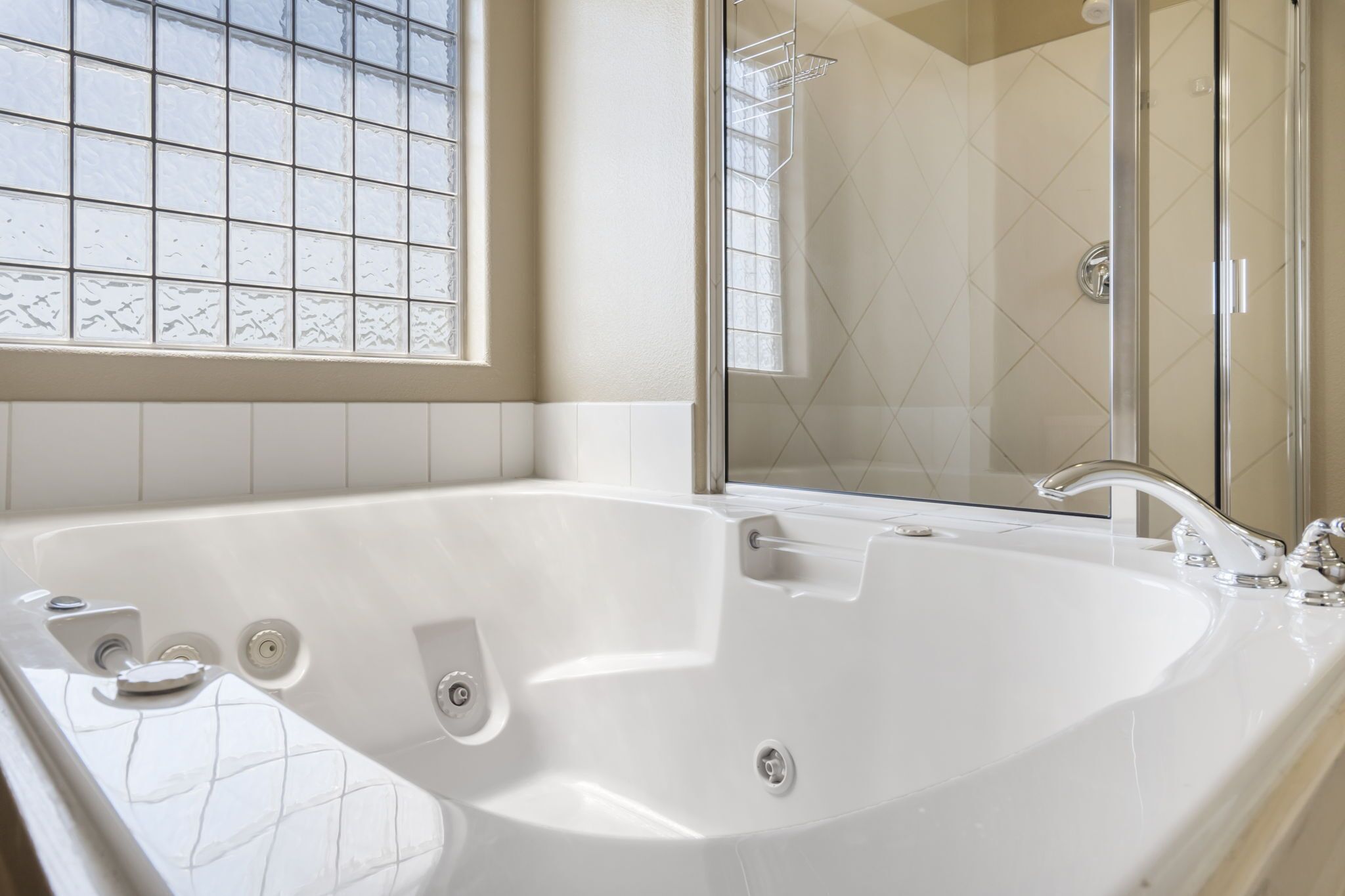 Ensemble douche/baignoire, baignoire à jets, sèche-cheveux