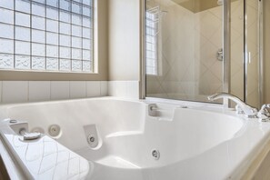 Duschwanne, Whirlpool, Haartrockner, Handtücher