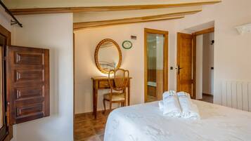 10 bedrooms, travel cot, WiFi