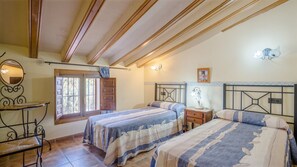 10 bedrooms, travel crib, WiFi