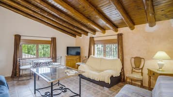 Een televisie, een open haard en een tafeltennistafel