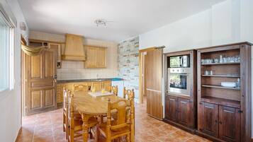 Four, lave-vaisselle, cafetiĂšre/bouilloire, grille-pain