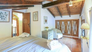 3 dormitorios, tabla de planchar con plancha, cuna de viaje