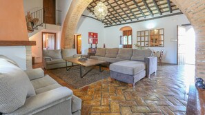 Télévision, cheminée, table de tennis de table