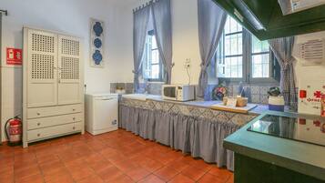 Jääkaappi, mikroaaltouuni, liesi, astianpesukone