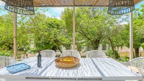 تناول الطعام بالخارج