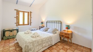 5 bedrooms, iron/ironing board, travel cot