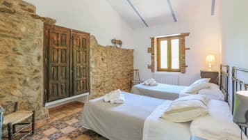 5 slaapkamers, een strijkplank/strijkijzer, reisbedje