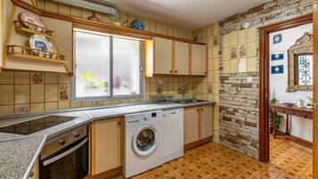 Microondas, horno, placa de cocina y lavavajillas