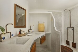 Signature Apartment | Bathroom | Shower, rainfall showerhead, bidet, towels