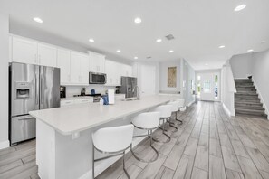 冷蔵庫、電子レンジ、オーブン、コンロ