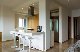 Cafetera/tetera, refrigerador con freezer, microondas, horno