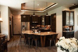 Fridge, microwave, oven, stovetop - NEW Summer Pricing! Gateway to Adventure near GNP (Kalispell)