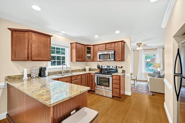 Private kitchen - Cozy Cottage Close to Everything!! (Greensboro)