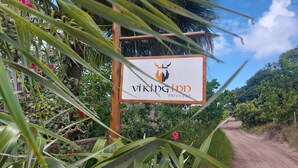 Une enseigne pour le Viking Inn Private College, avec un logo représentant un casque à cornes.