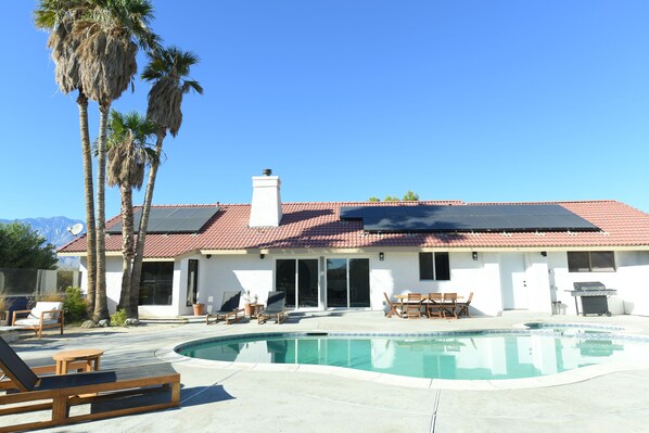 A house with a swimming pool, patio furniture, and palm trees. - Design newly remodeled  villa. 10 minutes from Palm Springs (Desert Hot Springs)