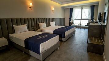 Habitación superior | Ropa de cama de alta calidad, colchones viscoelásticos, escritorio