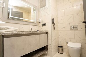 淋浴设施、吹风机、拖鞋、毛巾