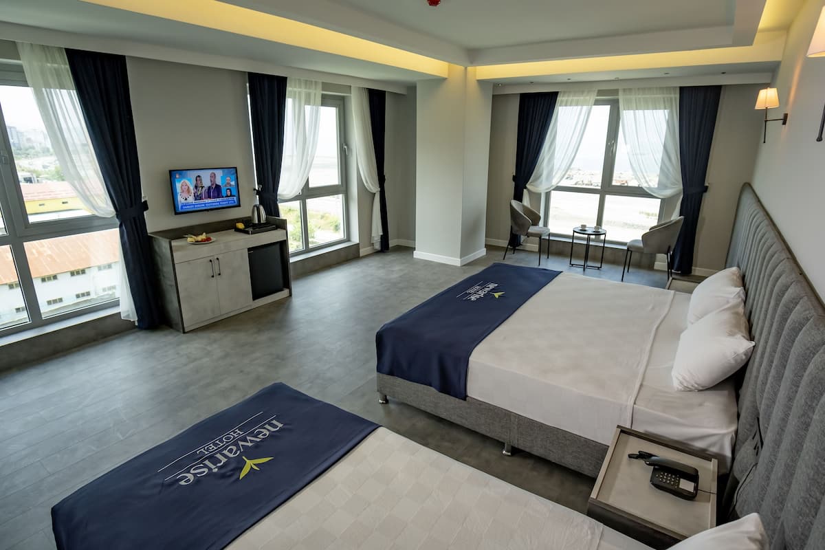 Deluxe kamer | 1 slaapkamer, luxe beddengoed, bedden met traagschuimmatras, een bureau