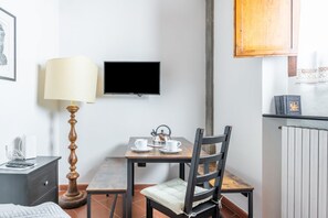 Dining - GuestHost - Cozy apartment of about 40 sqm, for 4 people, located on the ground floor of a renovated building. The accommodation is located in the main square of Settignano (hamlet of Florence), a small hillside village just 8 km from the center of Flore (Settignano)