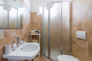 Dusche, Haartrockner, Bidet, HandtĂŒcher