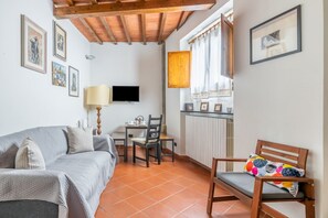 TV - Cozy apartment of about 40 sqm, for 4 people, located on the ground floor of a renovated building. The accommodation is located in the main square of Settignano (hamlet of Florence), a small hillside village just 8 km from the center of Florence. Settign (Settignano)