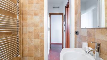 Doccia, asciugacapelli, bidet, asciugamani