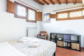 1 bedroom, iron/ironing board, Internet, bed sheets - GuestHost - Cozy apartment of about 40 sqm, for 4 people, located on the ground floor of a renovated building. The accommodation is located in the main square of Settignano (hamlet of Florence), a small hillside village just 8 km from the center of Flore (Settignano)