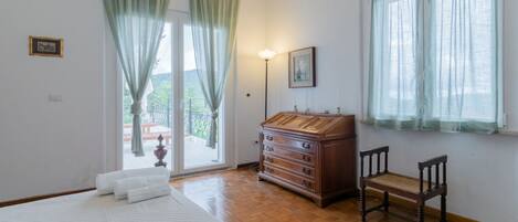 4 chambres, fer et planche à repasser, lit parapluie, Wi-Fi