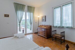 4 habitaciones, tabla de planchar con plancha, cuna de viaje y wifi 