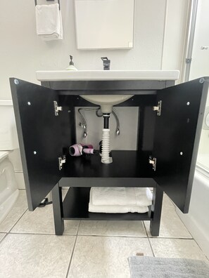Shower, hair dryer, towels, soap - Elegant Beach 2 Bedroom 2 Bath (Long Beach)