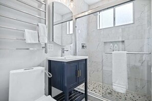 Dusche, Haartrockner, Handtücher, Seife