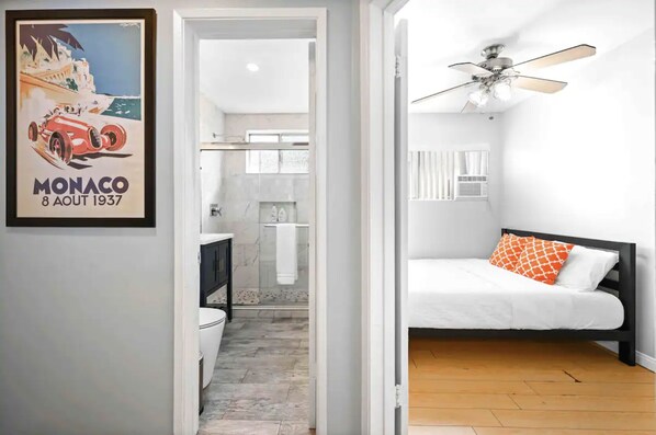 2 makuuhuonetta, työpöytä, silitysrauta/-lauta, ilmainen Wi-Fi