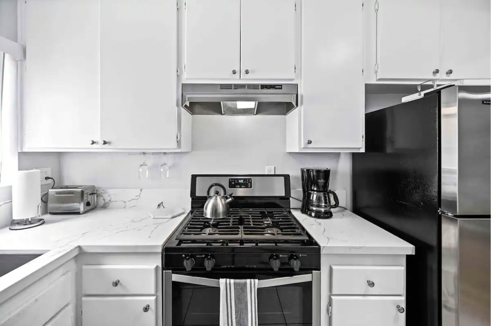 Réfrigérateur, four à micro-ondes, un four, surface de cuisson