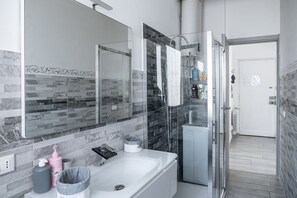 Chuveiro, secador de cabelo, bidê, toalhas de banho