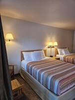 Habitación clásica doble | Escritorio y espacio para trabajar con un portátil