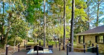 Great rates! 5 stars! Located in Eastpoint just minutes to SGI & Apalachicola