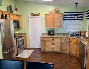 Private kitchen - Great rates! 5 stars! Located in Eastpoint just minutes to SGI & Apalachicola (Eastpoint)