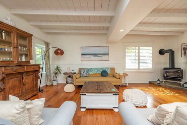 Living area - Stunning 5-Bedroom Historic House in Southampton (Southampton)