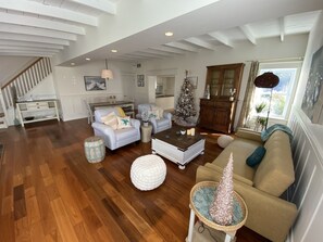 Living area - Stunning 5-Bedroom Historic House in Southampton (Southampton)