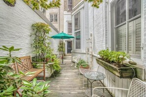 Outdoor dining - Mount Vernon Apartment Rear (Baltimore)
