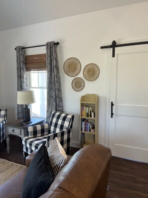 Een smart-tv, boeken en een stereo