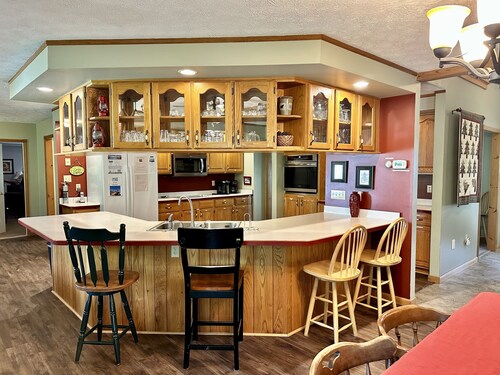 Alvie House: 5 min from Wisp&DCL, Outdoor Fire Pit, Fireplaces, Country Kitchen