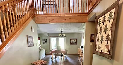 Alvie House: 5 min from Wisp&DCL, Outdoor Fire Pit, Fireplaces, Country Kitchen