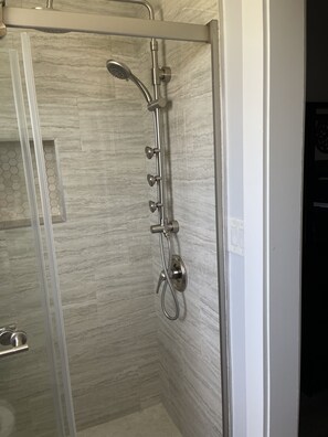 Dusche, Haartrockner, Handtücher, Seife