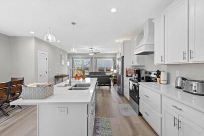 NEW Four Bedroom Nashville Downtown house to enjoy 2 mins to Broadway.