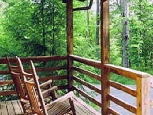 AFFORDABLE. Gatlinburg Honeymoon Cabin