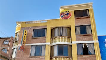 Vista frontal de la propiedad