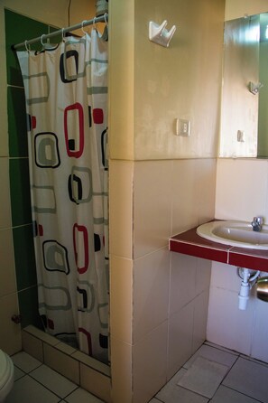 Family Quadruple Room | Bathroom | Shower, hair dryer, towels - Skylake (Copacabana)