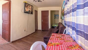 Casa urbana | Área de sala de estar | Televisión de pantalla plana de 14 pulgadas con canales por cable